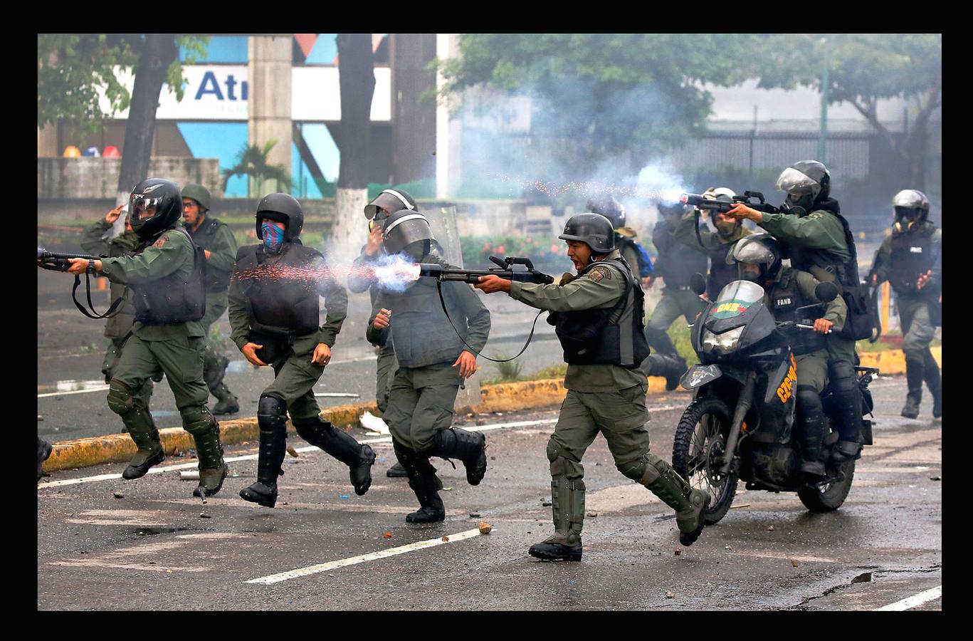 Julio 2017. Fuerzas de seguridad prenden fuego durante la huelga contra el gobierno de Maduro en Venezuela.