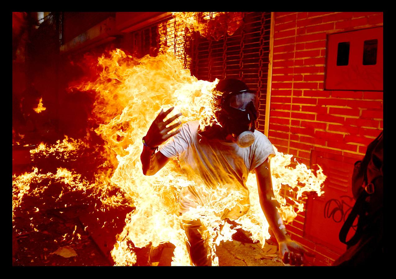 Mayo 2017. Un manifestante ardiendo durante las protestas contra el gobierno de Maduro.