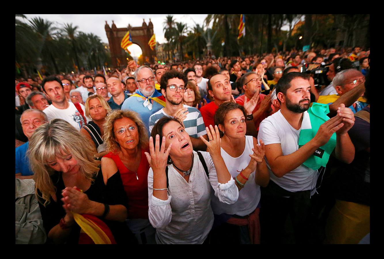 Octubre 2017. Los manifestantes escuchan la sesión de Parlamento de Cataluña tras la declaración de independencia.