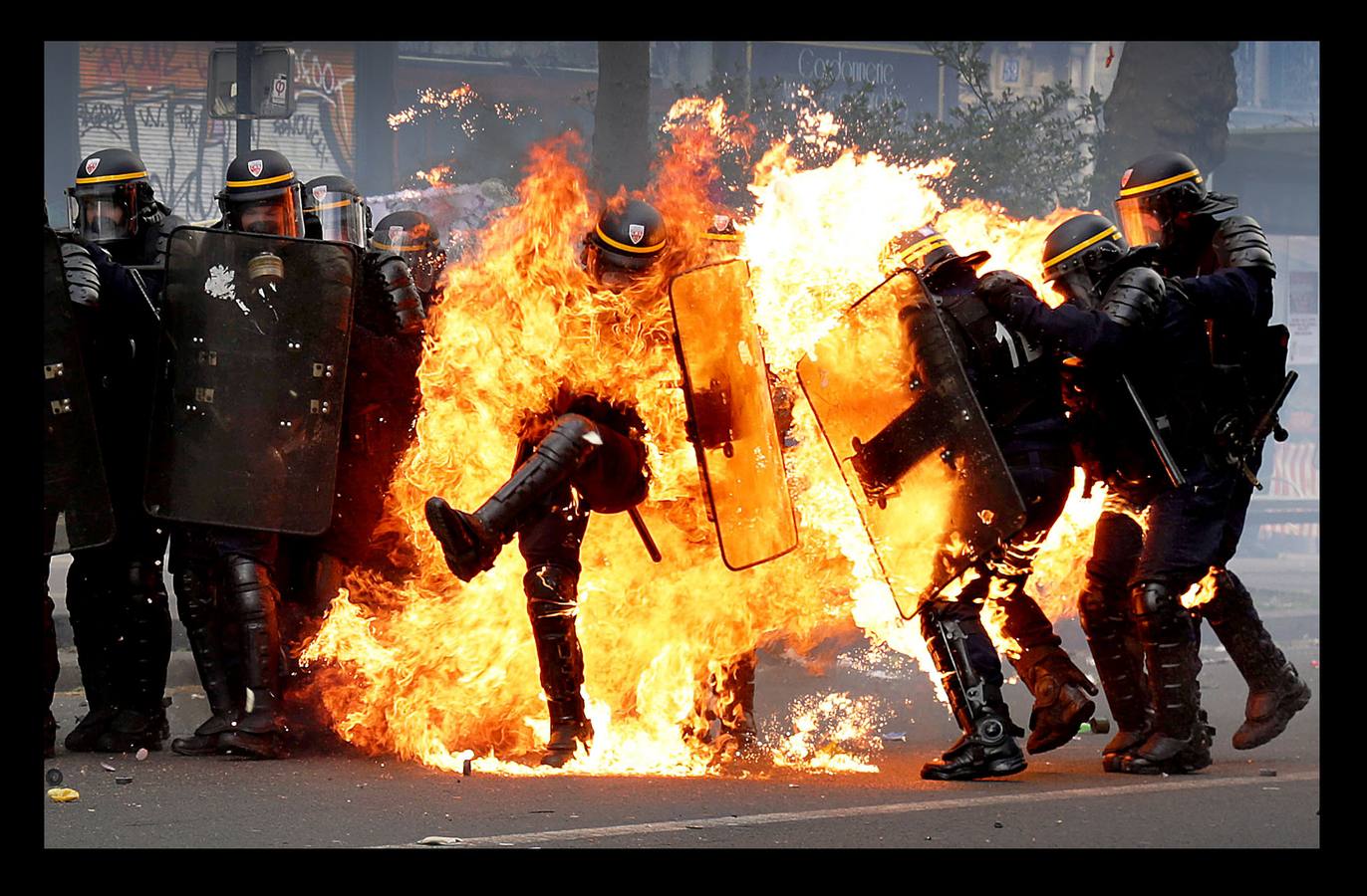 Mayo 2017. Un antidisturbio francés en llamas tras los enfrentamientos durante la marcha por el Día Internacional del Trabajador en París.