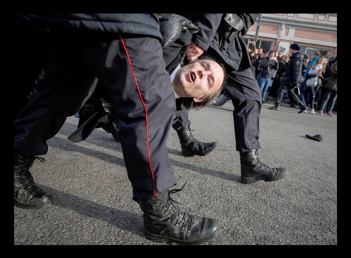 Marzo 2017. Un opositor es detenido durante la manifestación no autorizada contra la corrupción convocada por el dirigente opositor ruso Alexei Navalni en Moscú.
