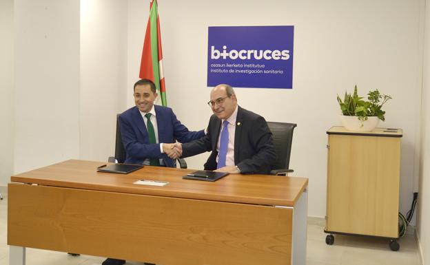 El presidente de la BBK, Xabier Sagredo, firmó el acuerdo con el Consejero de Salud, Jon Darpón. 
