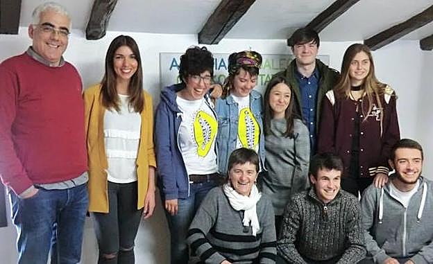 El presidente de la mancomunidad junto a los participantes. 