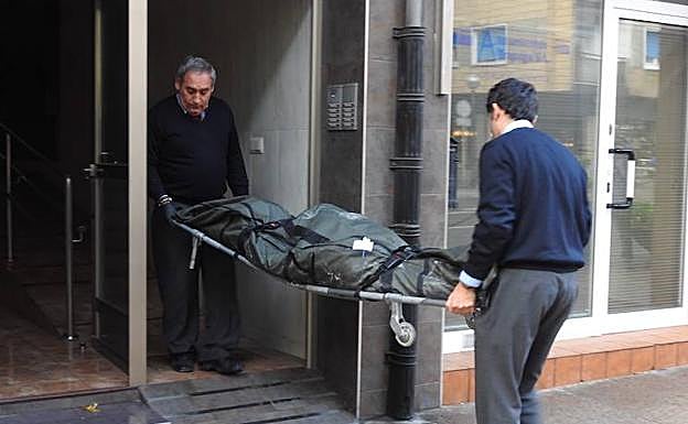 Levantamiento del cadáver de la vivienda de Trápaga..