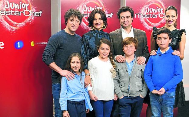 Jordi Cruz, Samantha, Pepe Rodríguez y Eva González, con algunos de los niños que concursan en el nuevo ‘MasterChef Junior 5’