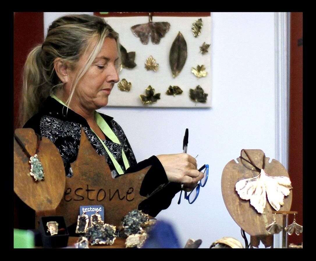 48 profesionales de joyería, textil, cuero y cerámica, entre otros, exponen su trabajo en el centro de la capital vizcaína hasta el 7 de enero
