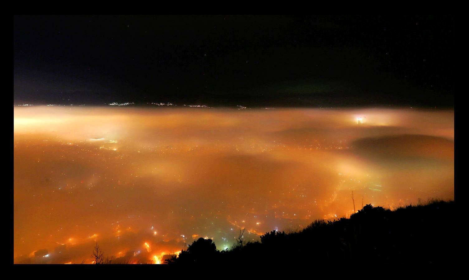 Skopie, la capital de Macedonia, es la ciudad europea más contaminada. La principal fuente de polución en el país balcánico procede de la congestión vial y del uso generalizado de cocinas con leña. Aunque gran parte los hogares consumen gas natural como calefacción, muchos todavía emplean madera u otros materiales para las estufas. Entre los más pobres, incluso se quema plástico, goma o neumáticos viejos. En otras ciudades las autoridades se han visto obligadas a suspender las clases en colegios guarderías e institutos, una medida de emergencia que se aplica por primera vez. La mala calidad del aire es responsable de 1.300 muertes al año.