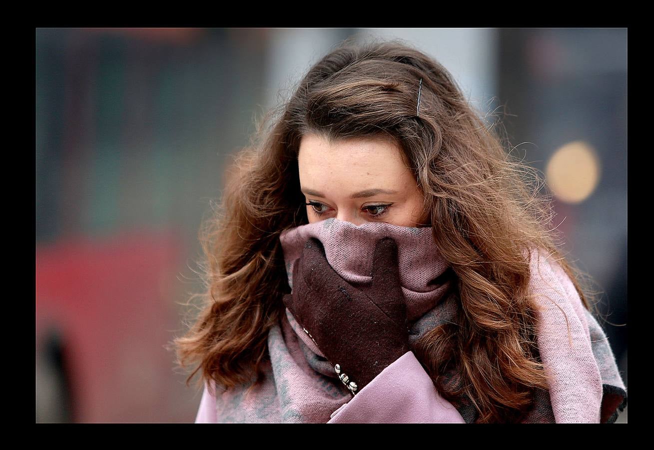 Skopie, la capital de Macedonia, es la ciudad europea más contaminada. La principal fuente de polución en el país balcánico procede de la congestión vial y del uso generalizado de cocinas con leña. Aunque gran parte los hogares consumen gas natural como calefacción, muchos todavía emplean madera u otros materiales para las estufas. Entre los más pobres, incluso se quema plástico, goma o neumáticos viejos. En otras ciudades las autoridades se han visto obligadas a suspender las clases en colegios guarderías e institutos, una medida de emergencia que se aplica por primera vez. La mala calidad del aire es responsable de 1.300 muertes al año.