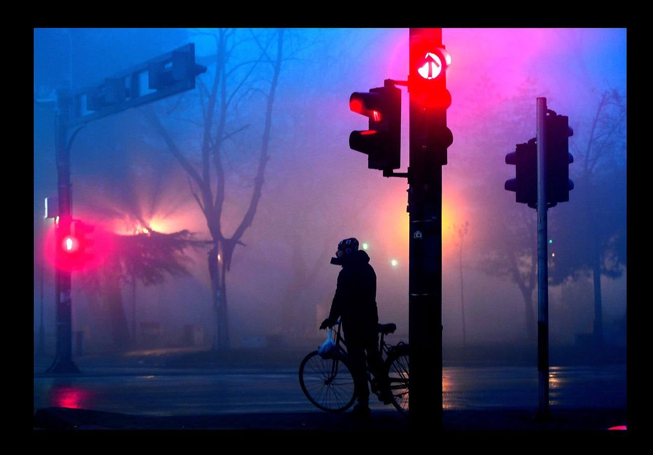 Skopie, la capital de Macedonia, es la ciudad europea más contaminada. La principal fuente de polución en el país balcánico procede de la congestión vial y del uso generalizado de cocinas con leña. Aunque gran parte los hogares consumen gas natural como calefacción, muchos todavía emplean madera u otros materiales para las estufas. Entre los más pobres, incluso se quema plástico, goma o neumáticos viejos. En otras ciudades las autoridades se han visto obligadas a suspender las clases en colegios guarderías e institutos, una medida de emergencia que se aplica por primera vez. La mala calidad del aire es responsable de 1.300 muertes al año.