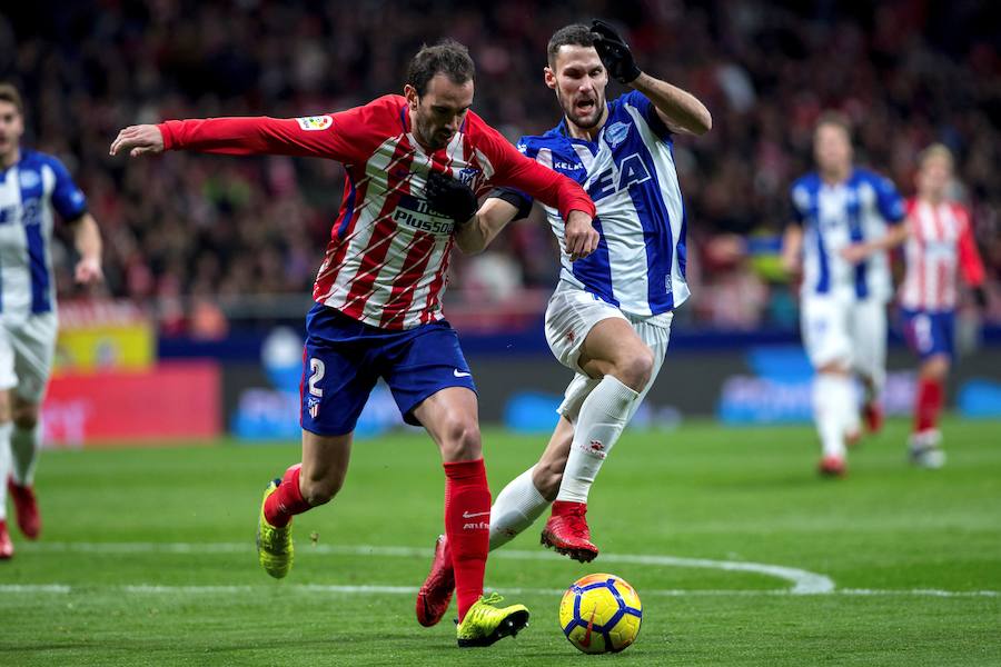 Un gol de Fernando Torres, que partió de suplente, a falta de 20 minutos para el final, dio la victoria al Atlético ante el Alavés en la jornada 16 de Liga.