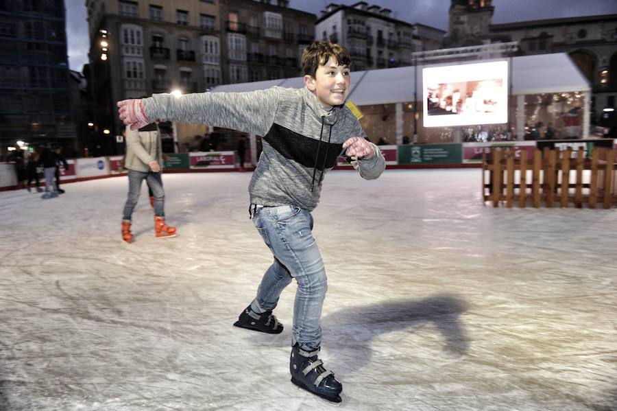 La pista de hielo, junto a los belenes, mercados o ferias transforman por completo la estampa de la capital alavesa