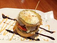 Canapé navideño en forma de milhojas.