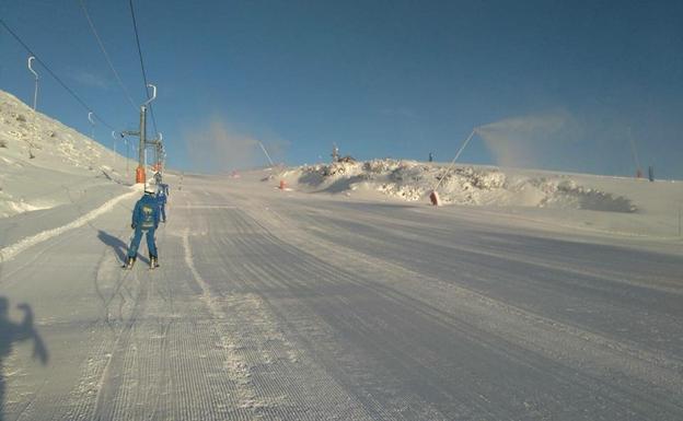 Los cañones de Leitariegos, produciendo nieve artificial