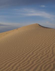 Imagen secundaria 2 - Danza de los Caballitos, basada en los combates de cristianos y musulmanes en la Península Ibérica, y entrada a las dunas.