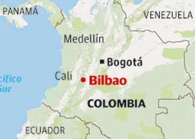 Imagen secundaria 1 - Bilbaínos junto a la cascada de la cañada La Cristalina y, a la derecha, cafetales del pueblo.