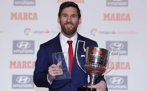 Leo Messi, posando con los trofeos 'Pichichi' y 'Alfredo Di Stéfano'. 