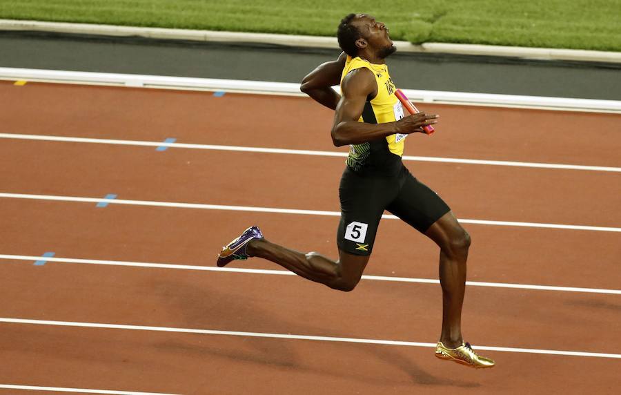 Usain Bolt cojeando y sin poder terminar su última carrera. No fue la despedida soñada para el mítico atleta jamaicano, que se retiró en el Mundial de Londres entre los aplausos de todos, pero sin buenos resultados deportivos. Esa lesión muscular le dejó sin medalla en la prueba de 4x100 metros. Había podido al menos colgarse un bronce unos días antes en la final de 100 metros, donde cedió su corona al estadounidense Justin Gatlin. El 'showman' que ha llenado de carisma el atletismo en la última década se fue como plusmarquista mundial de las principales pruebas de la velocidad (9.58 en 100 m, 19.19 en 200 m) y con un palmarés espectacular, que incluye ocho títulos olímpicos y once mundiales.