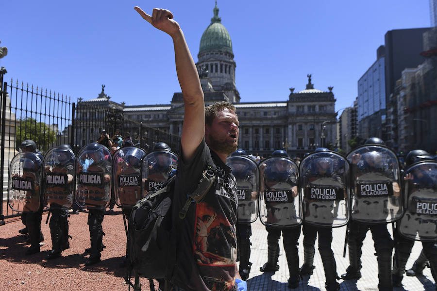 Al menos 109 personas resultaron heridas en el marco de una serie de disturbios durante las protestas registradas en las inmediaciones del Congreso, donde se está tramitando la reforma provisional del sistema de pensiones