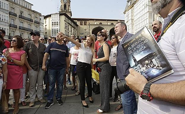 La escritora Eva García Sáenz de Urturi, durante una de las visitas guiadas por los escenarios de 'El silencio de la Ciudad Blanca'.