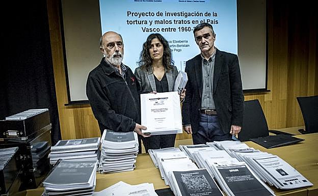 El forense Paco Etxeberria y la criminóloga Laura Pego, impulsores del informe, ayer con Jonan Fernández durante su presentación.