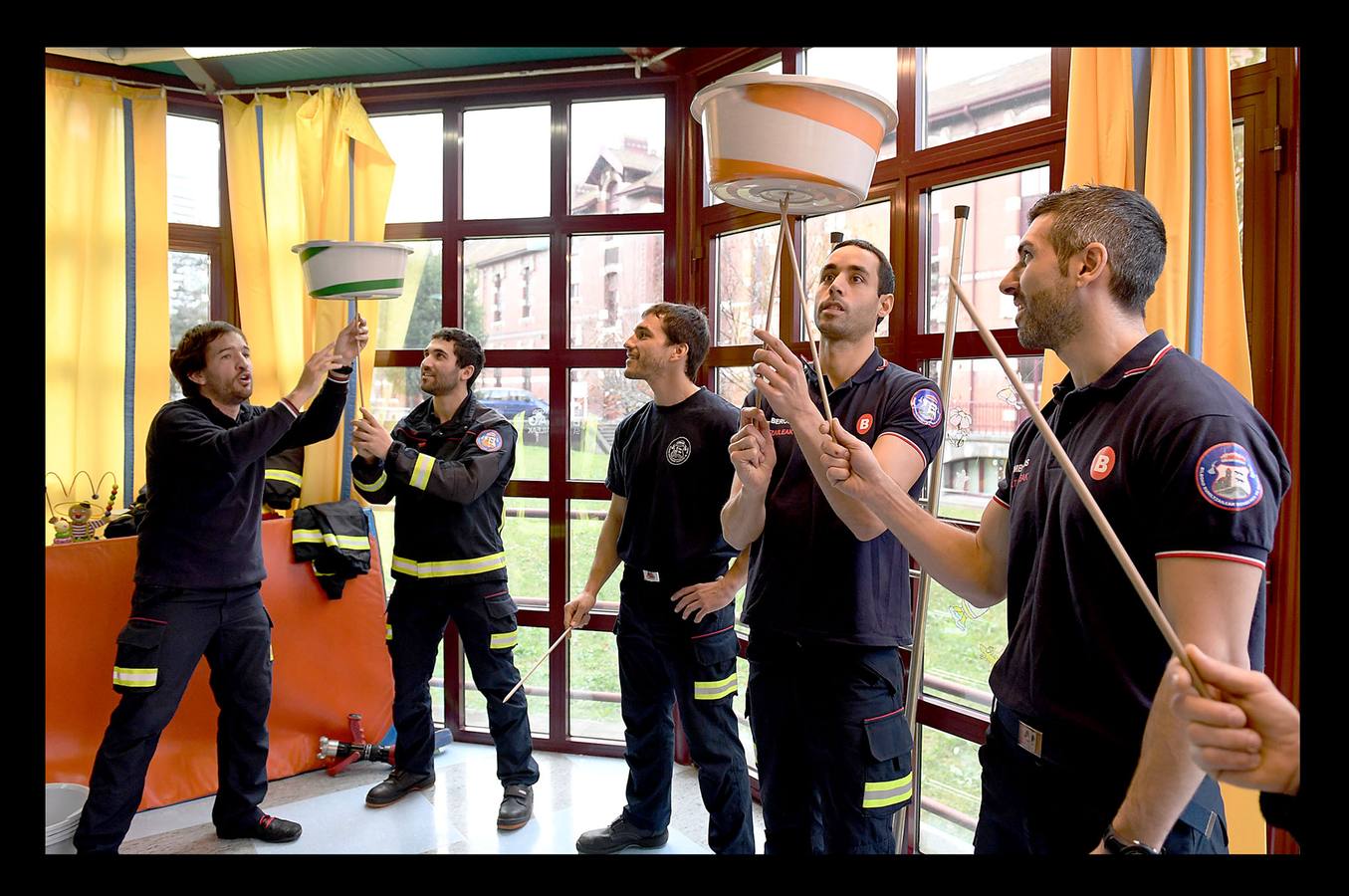 Una docena de Bomberos se han acercado esta mañana al Pabellón San Pelayo del Hospital Universitario de Basurto, donde se encuentra el área de Pediatría.