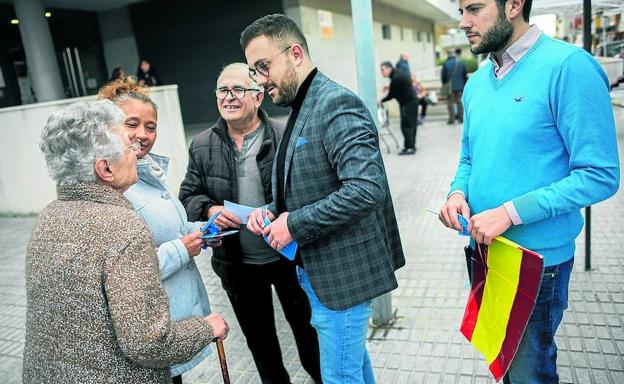 José María Leal y Carlos Caballero atienden a Josefina en el mercadillo de Vila-seca.