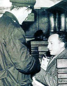 Imagen secundaria 2 - Arriba. 31 de diciembre de 1967, en la estación Norte de Vitoria, último día de servicio del ferrocarril. (Foto de Paul Zuazabeitia). Abajo. En la estación de Maestu, a la derecha, Gabriel y Pedro Moya, trabajadores del ferrocarril (Foto de la colección de Javier Suso). A la derecha, Ireneo Aramendia pica los billetes a una familia el último día de servicio. (Foto de José I. Larrión)