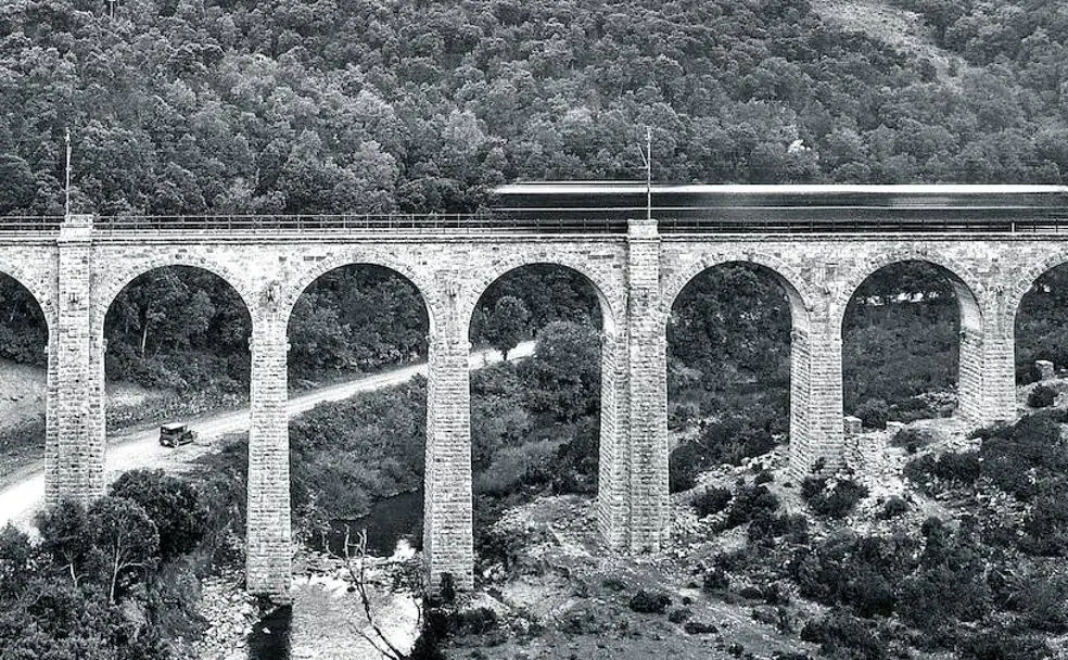 El viaducto de Arquijas sobre el río Ega, en territorio navarro, muestra la excelencia de la obra.