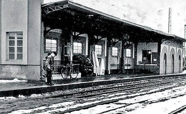 Imagen principal - Arriba. 31 de diciembre de 1967, en la estación Norte de Vitoria, último día de servicio del ferrocarril. (Foto de Paul Zuazabeitia). Abajo. En la estación de Maestu, a la derecha, Gabriel y Pedro Moya, trabajadores del ferrocarril (Foto de la colección de Javier Suso). A la derecha, Ireneo Aramendia pica los billetes a una familia el último día de servicio. (Foto de José I. Larrión)