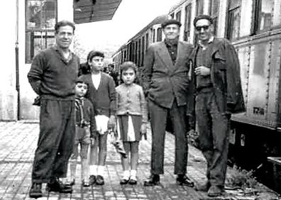 Imagen secundaria 1 - Arriba. 31 de diciembre de 1967, en la estación Norte de Vitoria, último día de servicio del ferrocarril. (Foto de Paul Zuazabeitia). Abajo. En la estación de Maestu, a la derecha, Gabriel y Pedro Moya, trabajadores del ferrocarril (Foto de la colección de Javier Suso). A la derecha, Ireneo Aramendia pica los billetes a una familia el último día de servicio. (Foto de José I. Larrión)