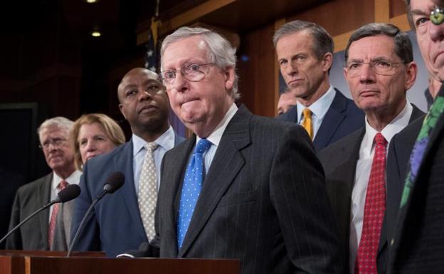 El senador republicano Mitch McConnell ofrece una rueda de prensa tras la aprobación de la reforma fiscal. 