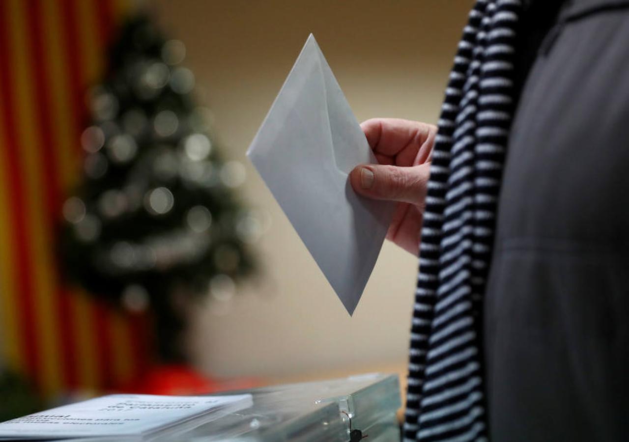 Normalidad en los colegios de Cataluña durante las primeras horas de lla jornada electoral.