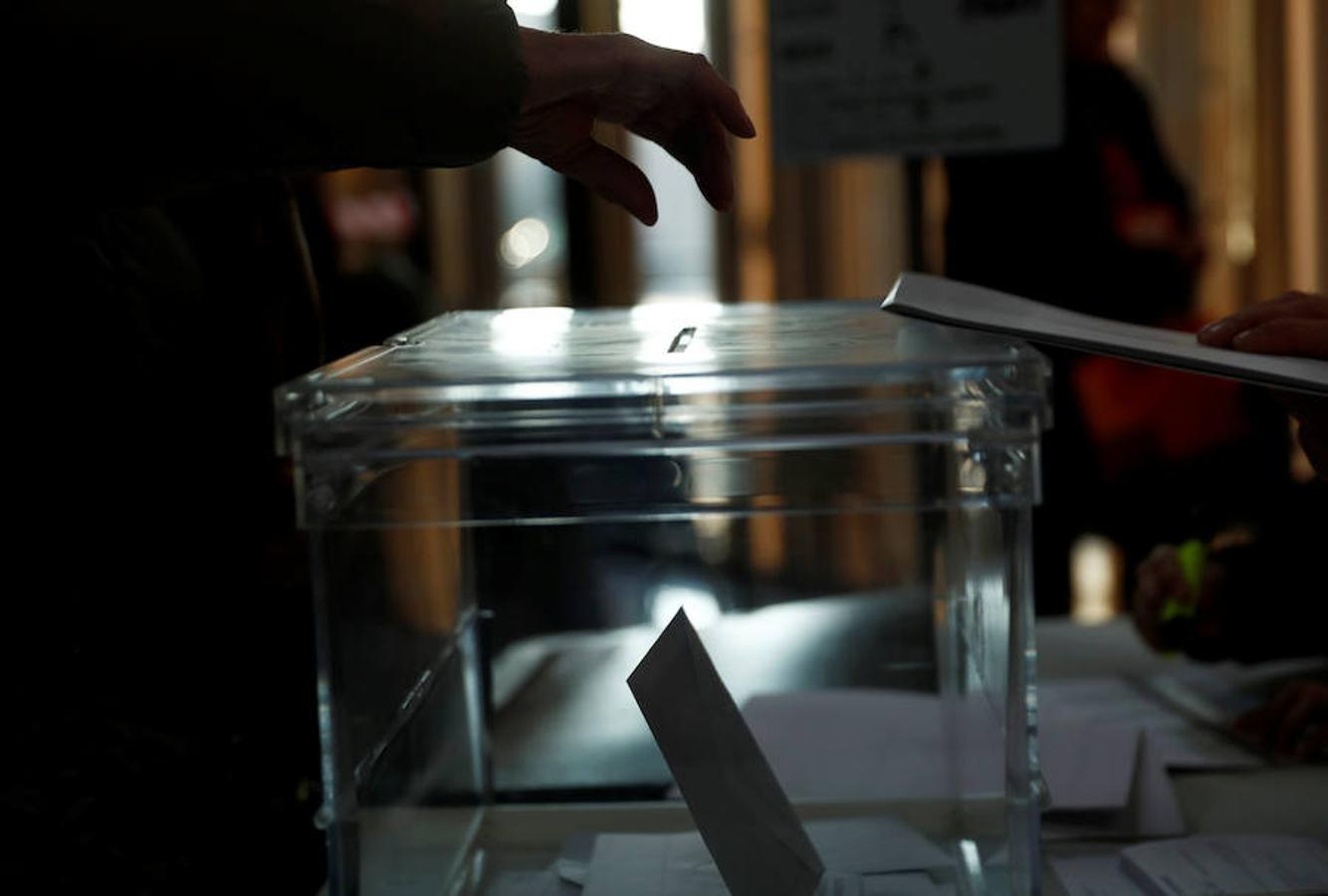 Normalidad en los colegios de Cataluña durante las primeras horas de lla jornada electoral.