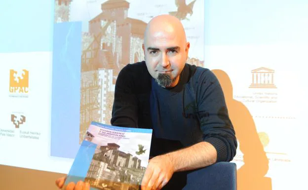 Ismael García-Gómez, en el acto de presentación de su libro. 