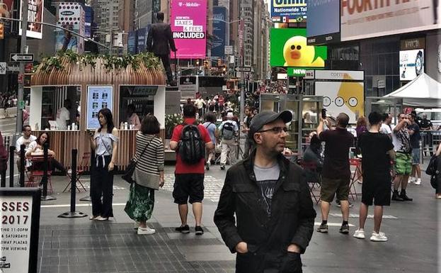 Jerry callejeando por Times Square, Nueva York. 