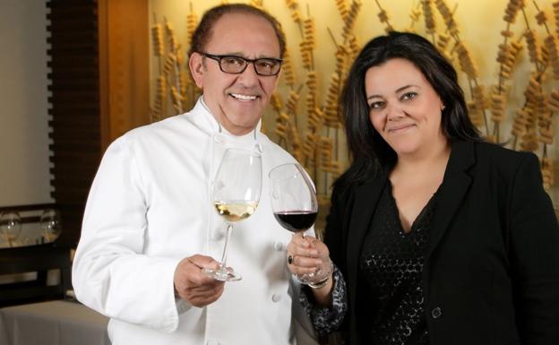 José María brinda con su hija Rocío. Abajo, cochinillo y ensalada de gallo ibérico.