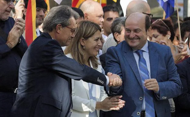 El presidente jeltzale, Andoni Ortuzar, saluda a Artur Mas en la reciente Diada de Cataluña. 