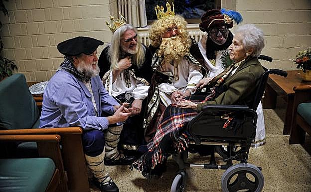 Bien avenidos. Los Reyes y Olentzero charlan con una residente de La Misericordia.