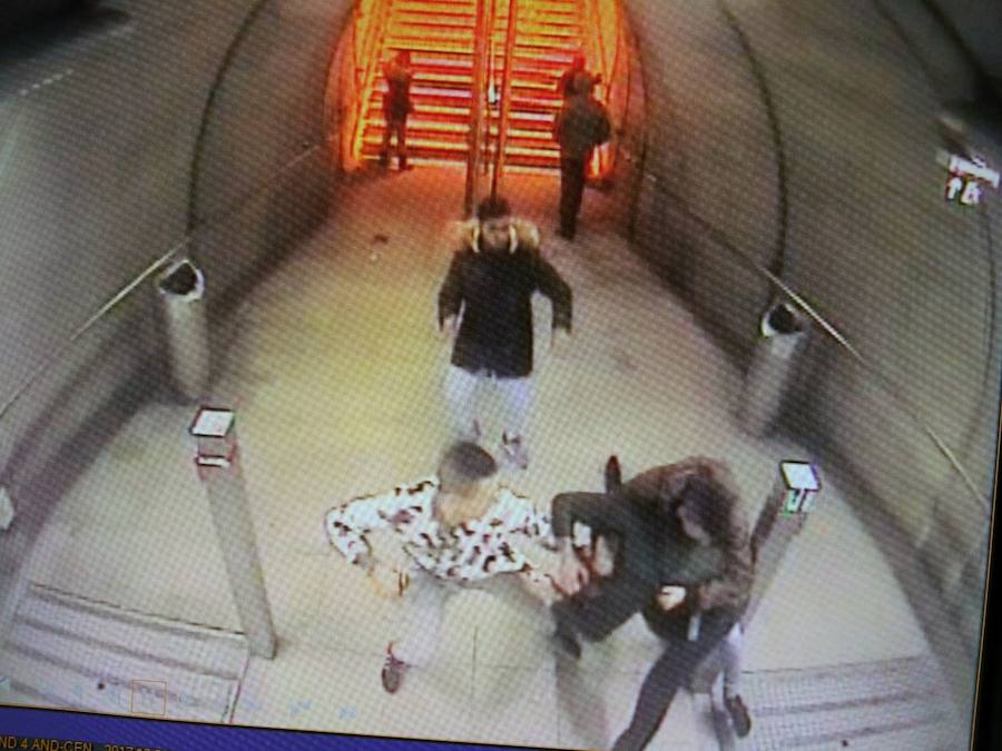 La secuencia de imágenes en la que un joven de 23 años perdió la visión en un ojo tras ser agredido en Abando