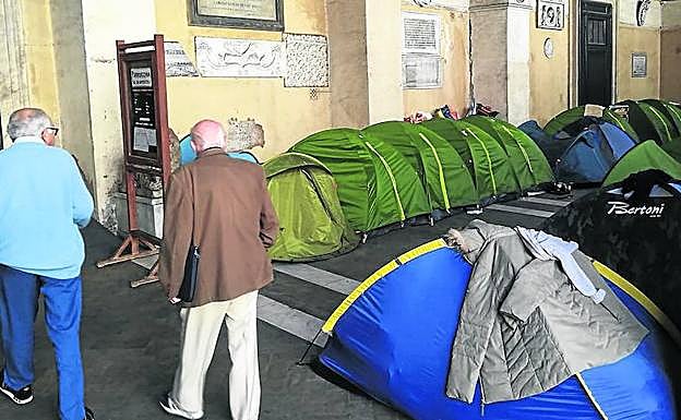 Campamento de refugiados en el pórtico de la Iglesia de los 12 Apóstoles.