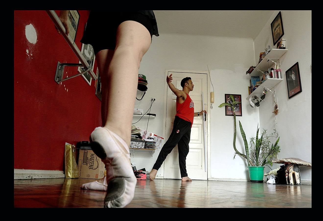 Los trabajadores del Teatro Municipal de Río, uno de los más prestigiosos de América Latina, dependen directamente del Estado de Río de Janeiro, que el pasado mes de julio decretó la situación de "calamidad financiera" para todo su territorio. La situación ha llegado a tal extremo que algunas bailarinas del ballet del teatro buscan dinero extra limpiando casas de amigas y el primer bailarín, Filipe Moreira, tuvo que vender su coche y ahora usa el de su madre para trabajar como conductor de Uber. El pasado primero de mayo se representó la ópera Norma, de Bellini, en forma de concierto, porque el coro debía ir a las funciones todos los días y no tienen dinero para desplazarse.