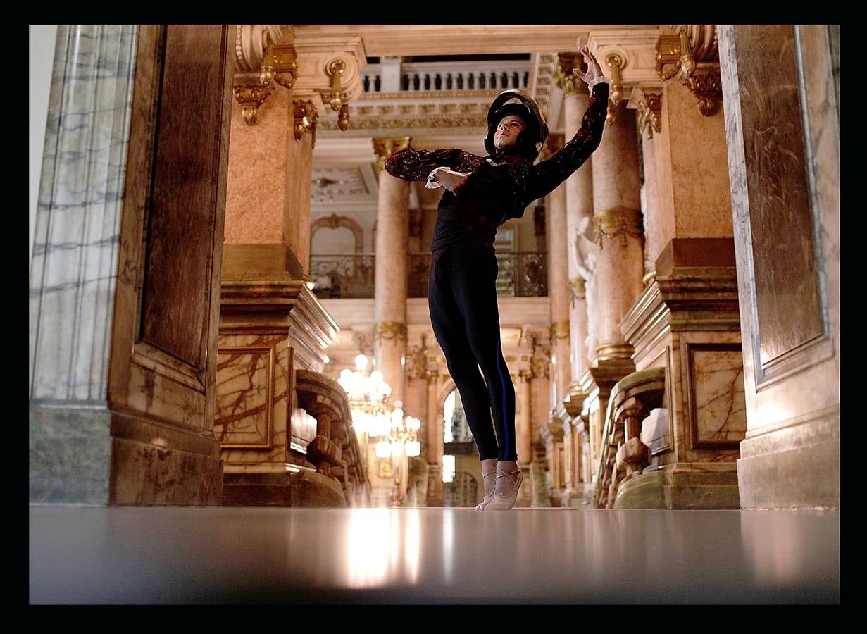 Los trabajadores del Teatro Municipal de Río, uno de los más prestigiosos de América Latina, dependen directamente del Estado de Río de Janeiro, que el pasado mes de julio decretó la situación de "calamidad financiera" para todo su territorio. La situación ha llegado a tal extremo que algunas bailarinas del ballet del teatro buscan dinero extra limpiando casas de amigas y el primer bailarín, Filipe Moreira, tuvo que vender su coche y ahora usa el de su madre para trabajar como conductor de Uber. El pasado primero de mayo se representó la ópera Norma, de Bellini, en forma de concierto, porque el coro debía ir a las funciones todos los días y no tienen dinero para desplazarse.