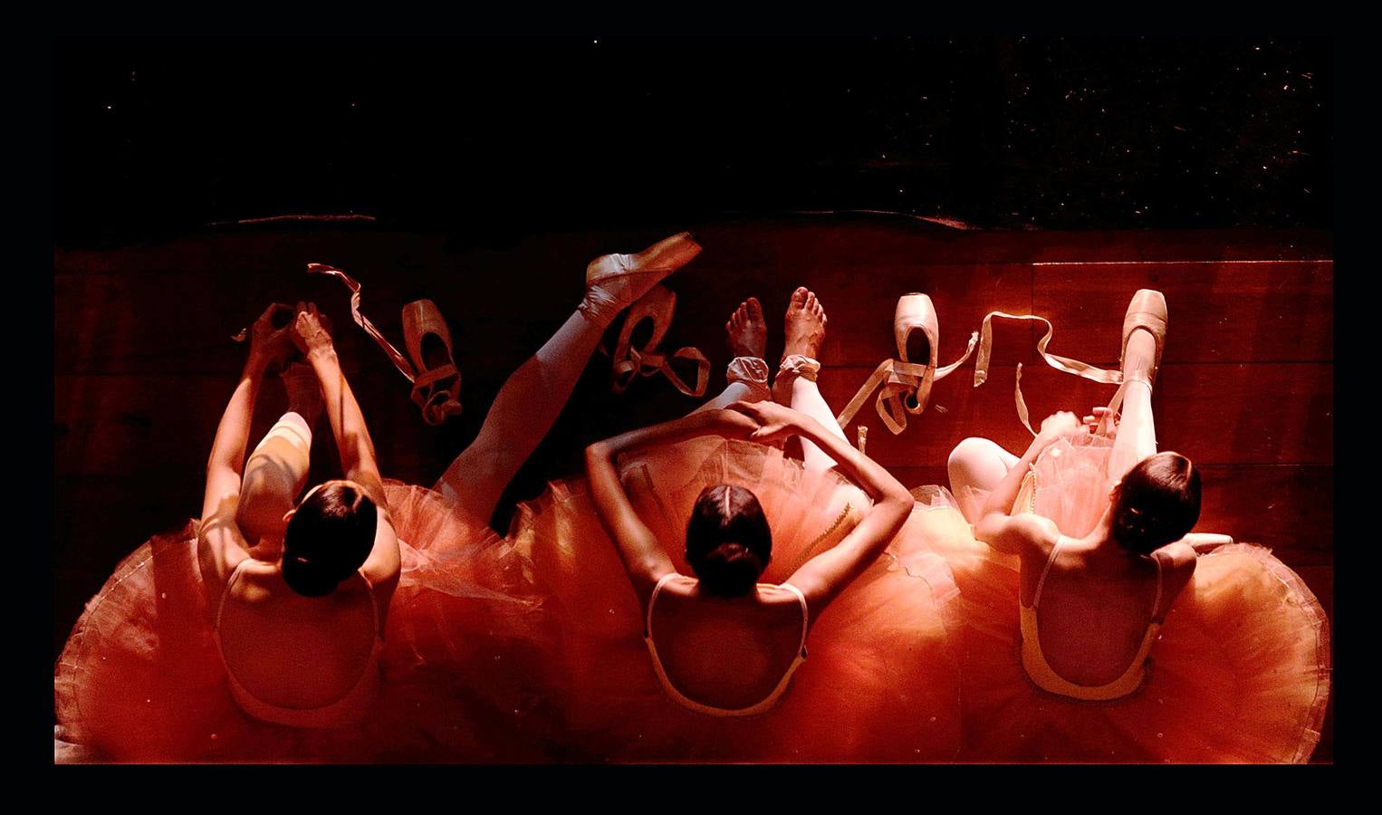 Los trabajadores del Teatro Municipal de Río, uno de los más prestigiosos de América Latina, dependen directamente del Estado de Río de Janeiro, que el pasado mes de julio decretó la situación de "calamidad financiera" para todo su territorio. La situación ha llegado a tal extremo que algunas bailarinas del ballet del teatro buscan dinero extra limpiando casas de amigas y el primer bailarín, Filipe Moreira, tuvo que vender su coche y ahora usa el de su madre para trabajar como conductor de Uber. El pasado primero de mayo se representó la ópera Norma, de Bellini, en forma de concierto, porque el coro debía ir a las funciones todos los días y no tienen dinero para desplazarse.