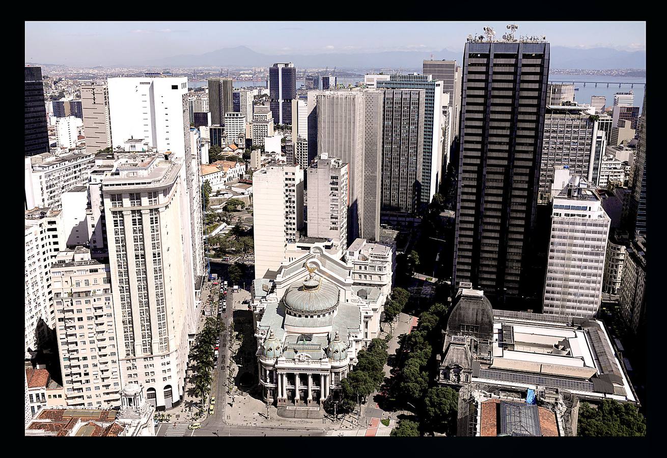 Los trabajadores del Teatro Municipal de Río, uno de los más prestigiosos de América Latina, dependen directamente del Estado de Río de Janeiro, que el pasado mes de julio decretó la situación de "calamidad financiera" para todo su territorio. La situación ha llegado a tal extremo que algunas bailarinas del ballet del teatro buscan dinero extra limpiando casas de amigas y el primer bailarín, Filipe Moreira, tuvo que vender su coche y ahora usa el de su madre para trabajar como conductor de Uber. El pasado primero de mayo se representó la ópera Norma, de Bellini, en forma de concierto, porque el coro debía ir a las funciones todos los días y no tienen dinero para desplazarse.