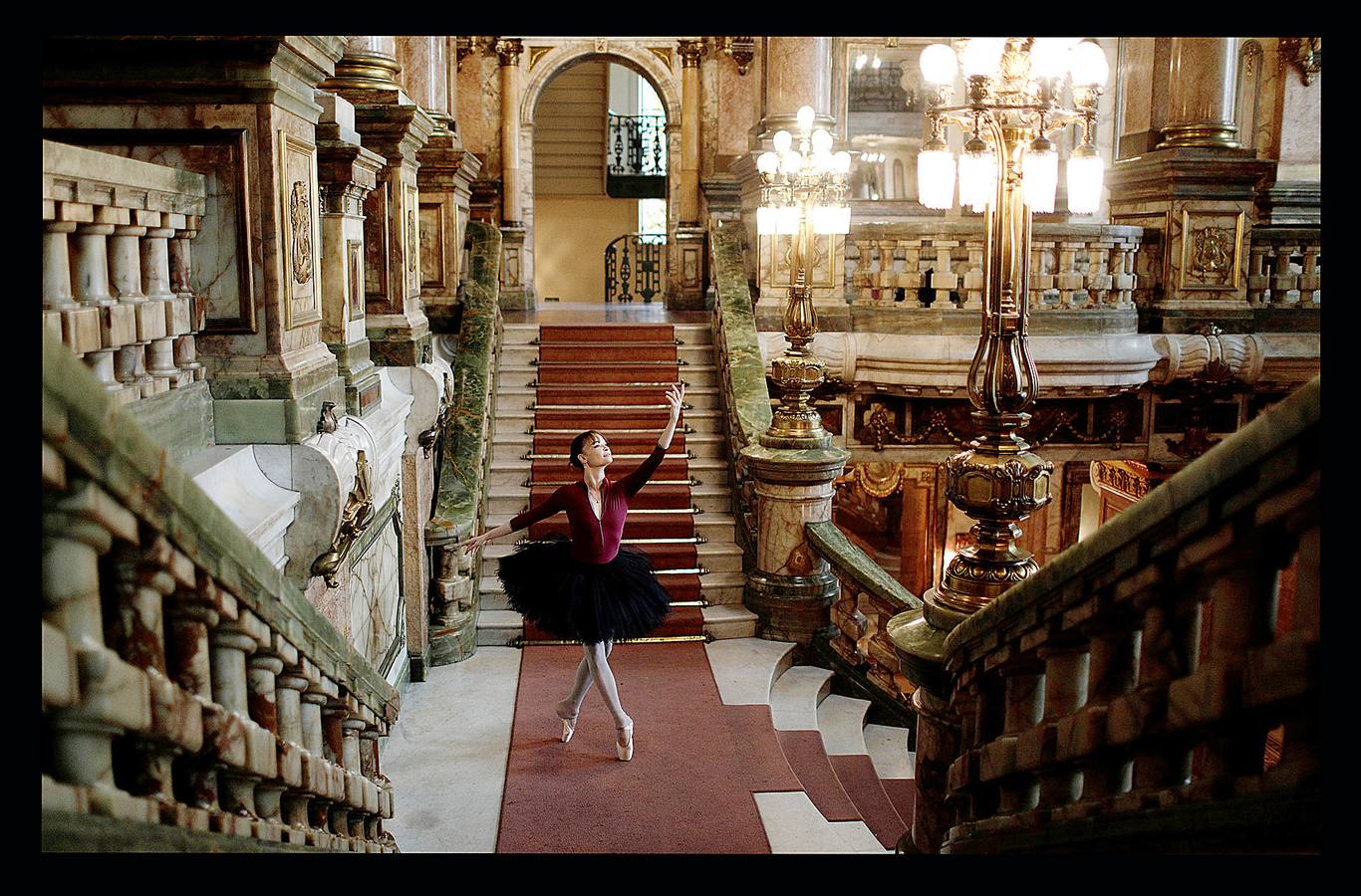 Los trabajadores del Teatro Municipal de Río, uno de los más prestigiosos de América Latina, dependen directamente del Estado de Río de Janeiro, que el pasado mes de julio decretó la situación de "calamidad financiera" para todo su territorio. La situación ha llegado a tal extremo que algunas bailarinas del ballet del teatro buscan dinero extra limpiando casas de amigas y el primer bailarín, Filipe Moreira, tuvo que vender su coche y ahora usa el de su madre para trabajar como conductor de Uber. El pasado primero de mayo se representó la ópera Norma, de Bellini, en forma de concierto, porque el coro debía ir a las funciones todos los días y no tienen dinero para desplazarse.