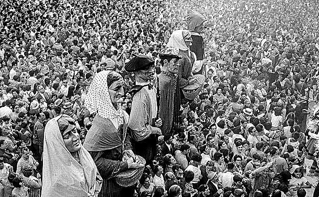 Fotografía del Archivo Municipal de Vitoria de los gigantes en el Chupinazo de 1968.