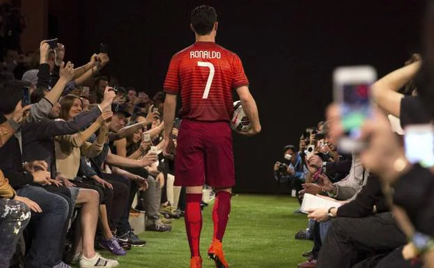 Cristiano Ronaldo, presentando las zapatillas Nike Mercurial SuperFly en Madrid.