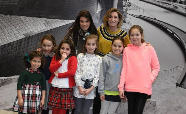 Marta Ortiz y Elena Noman con las niñas Sofía Blázquez, Irene Díaz, Inés Blázquez, Paula Álvarez, Sofía Zamalloa y Claudia Unanue.