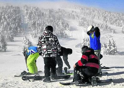 Imagen secundaria 1 - Esquiadores en un telesilla de Peyragoudes y en Les Angles. Debajo, prueba de habilidad en Saint Lary. 