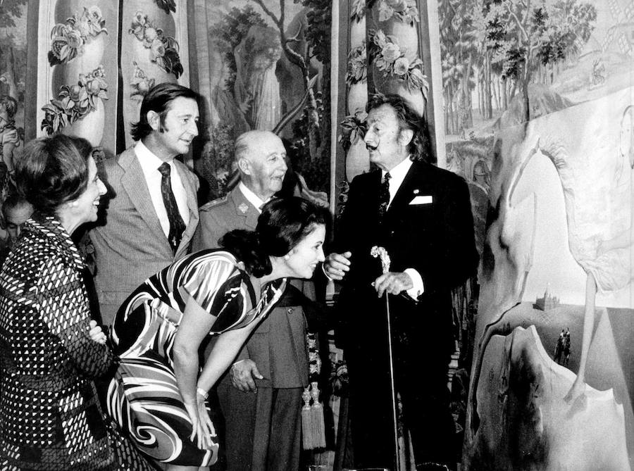 Salvador Dalí hace entrega a Franco del retrato que ha realizado de su nieta, Carmen Martínez Bordiu, quien aparece en el centro de la imagen junto a su madre, Carmen y su marido, Cristóbal Martínez Bordiu, en 1972.